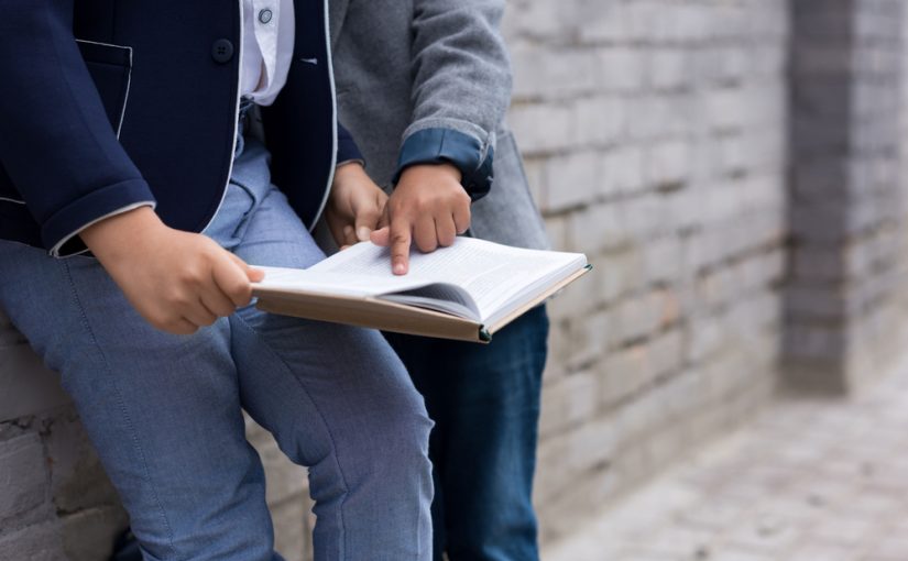 Problemy powiązane z zgodną artykulacją dotykają raz po raz większą ilości dzieci .